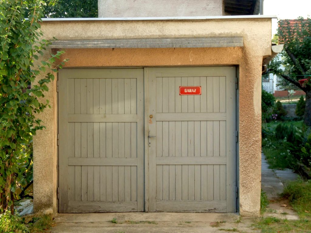 Kedy sa oplatí kúpiť dvojkrídlovú garážovú bránu?